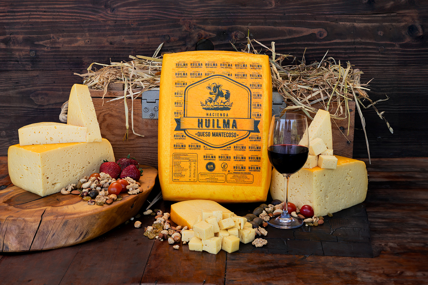 Queso mantecoso Hacienda Huilma con una copa de vino y una tabla de quesos