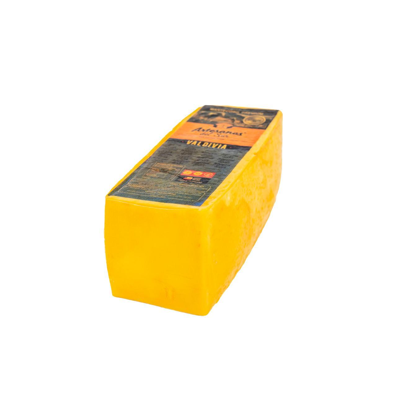 Barra de queso mantecoso Artesanos del Sur junto a quesos y frutos secos