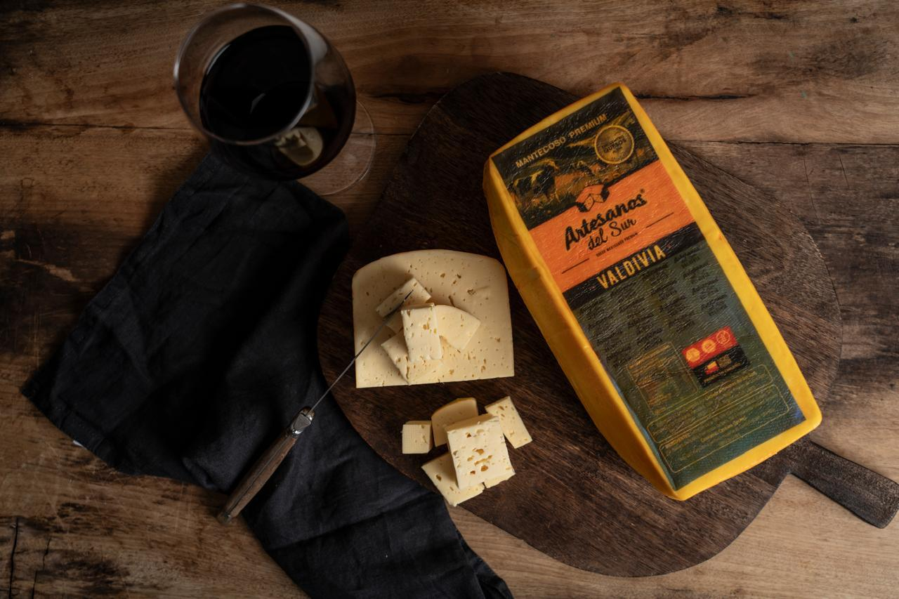Barra de queso mantecoso Artesanos del Sur junto a quesos y frutos secos