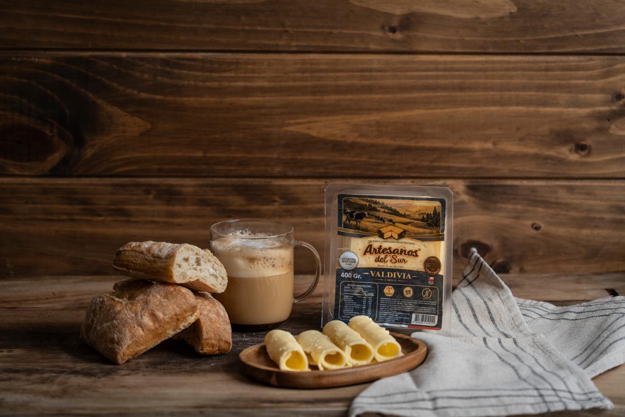 Queso laminado Artesanos del Sur servido en rollitos, con pan y café